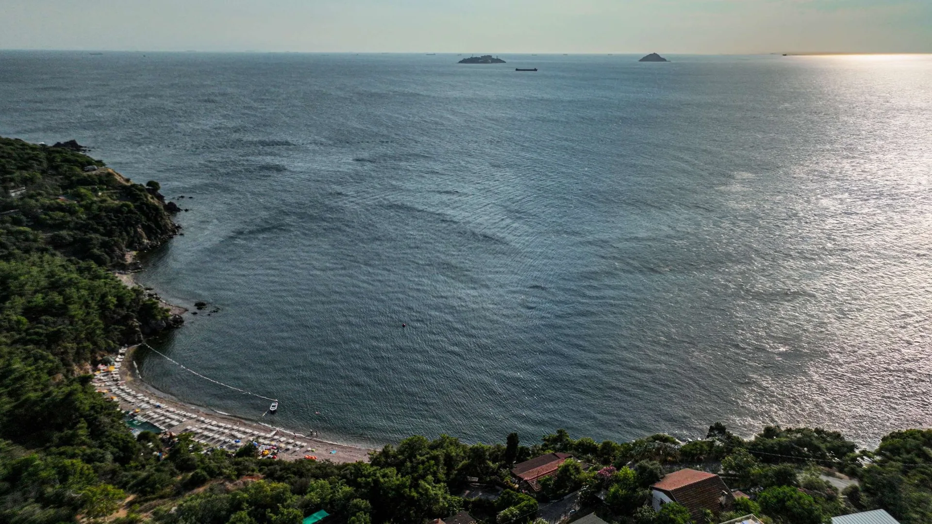 Akşam ışığında koy ve uzakta Marmara adaları